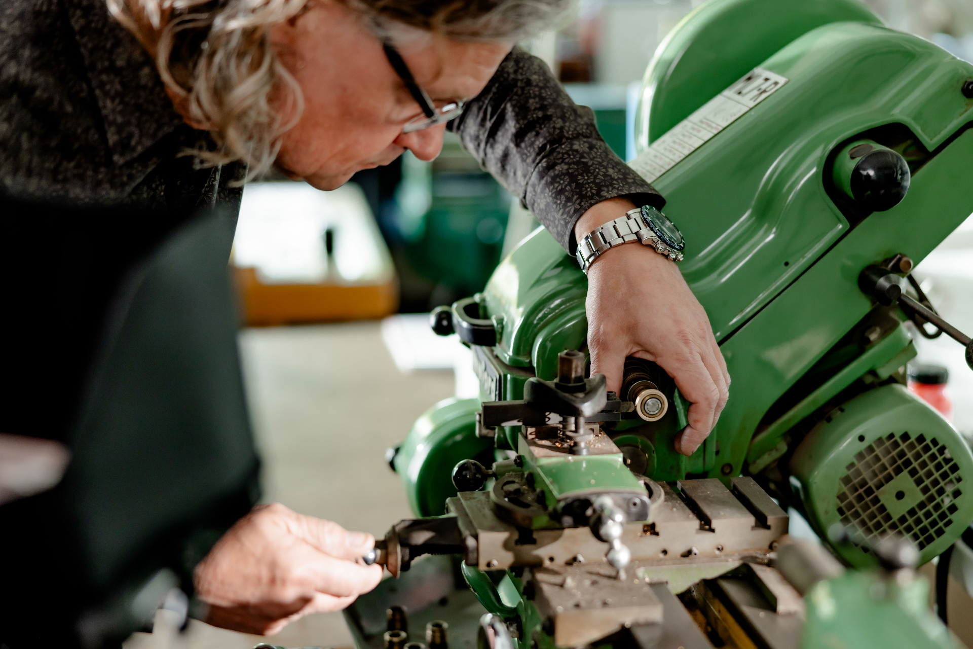 Goudsmid Gery Nolf aan het werk in het atelier