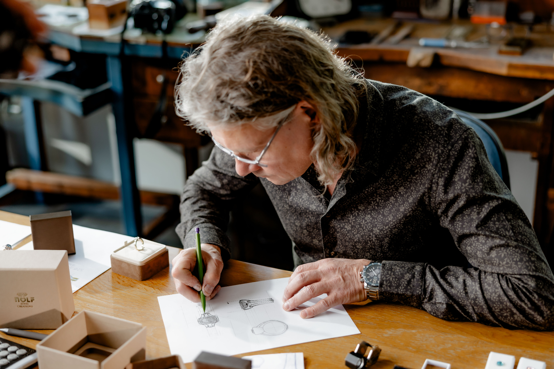 Goudsmid Gery Nolf aan het ontwerpen in zijn atelier